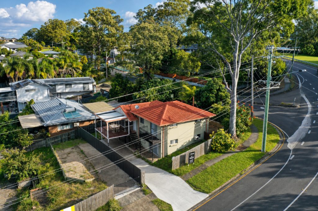 5-Bedroom Home For Sale 17 5-Bedroom Home For Sale - Gold Coast Real Estate Agents