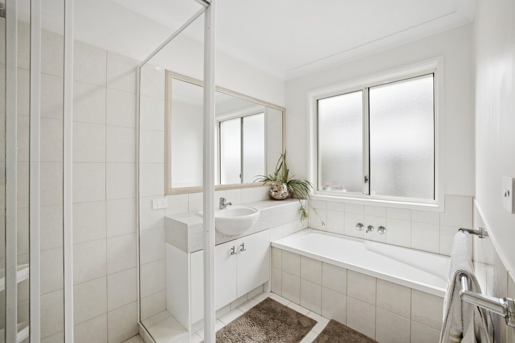 3 Bedroom Home Single-Level Gated Merrimac Living - Gold Coast Real Estate Agents
