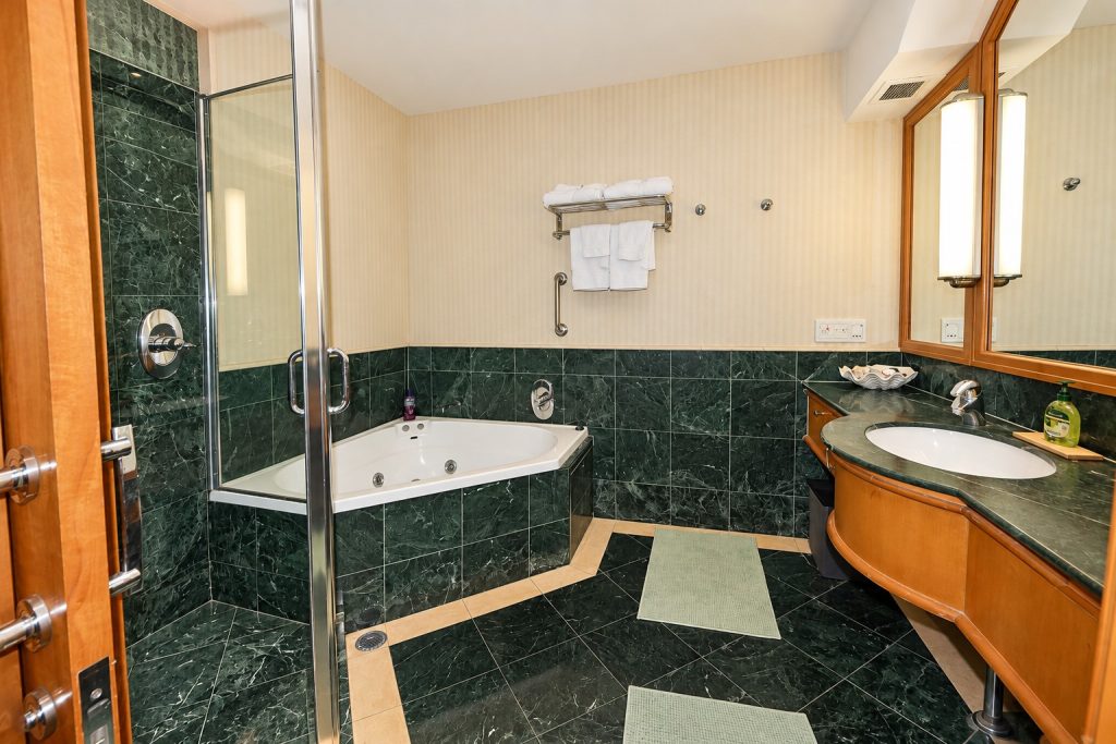 Dual-Key 2-Bedroom Apartment with Ocean Views - Gold Coast Real Estate Agents