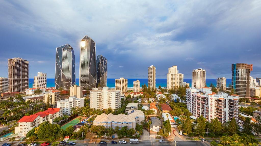 Dual-Key 2-Bedroom Apartment with Ocean Views - Gold Coast Real Estate Agents